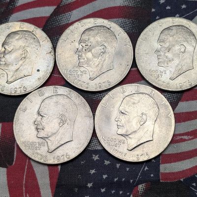 (5) 1976 Bicentennial Eisenhower Dollars