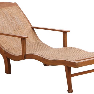 TEAK AND WICKER CHAISE LOUNGE WITH OPEN ARMS.