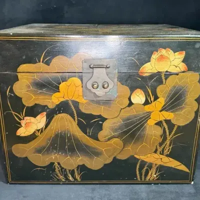 Black-lacquered wood storage box with linens