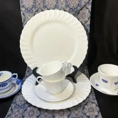 Wedgewood Bone China, & English Flow Blue & Rörlfrand Tea Cup & Saucers