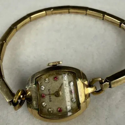 Vintage 1940s Benrus ladies' cocktail watch, notable for its charming dial set with alternating red 