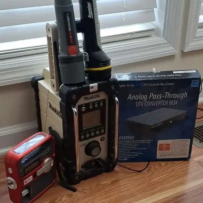 Makita Jobsite Radio, Flashlights & Electronics