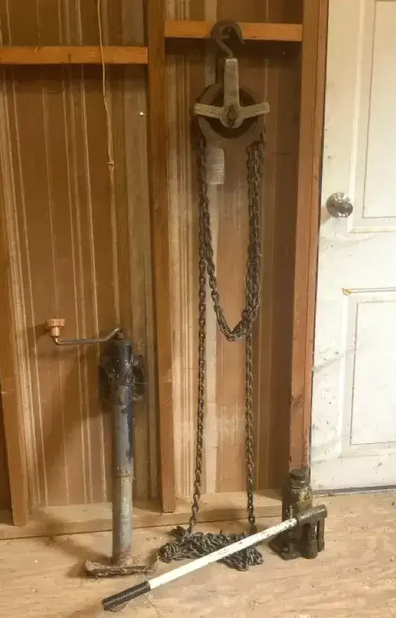 1 Ton Differential Chain Hoist And Two Jacks 