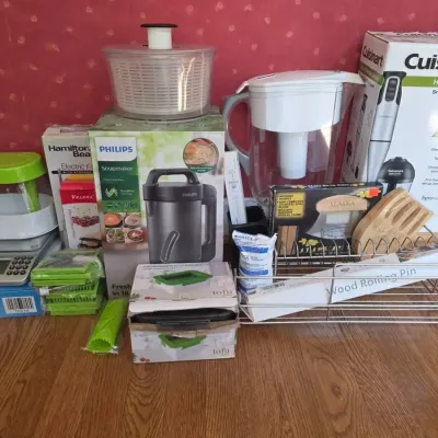 Mixed Kitchen Lot With Philips Soup Maker & Cuisinart Hand Blender