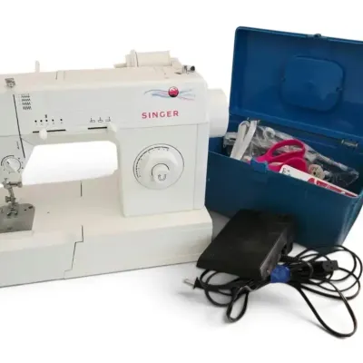 Singer Sewing Machine w/ Sewing Case & Notions
