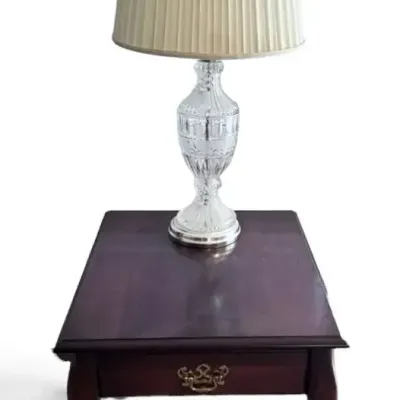 Traditional Cabriole Leg End Table w/ Crystal Glass Lamp