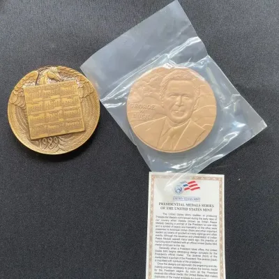 2001 George W. Bush U.S. Mint Presidential Bronze Medal & 1989 Eagle Calendar Medal