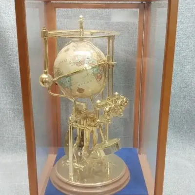 Franklin Mint Smithsonian Institution Cosmochronotrope Globe Skeleton Clock w/ Glass Display Case