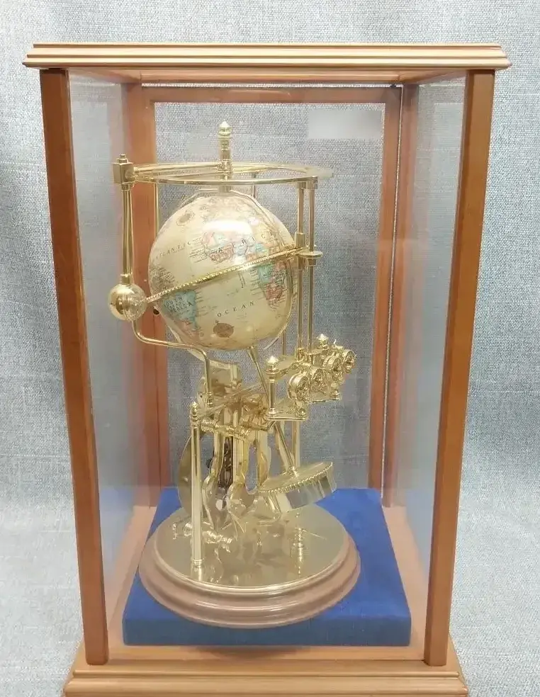 Franklin Mint Smithsonian Institution Cosmochronotrope Globe Skeleton Clock w/ Glass Display Case