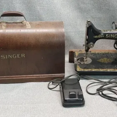 Singer Electric Sewing Machine with Bentwood Case & Foot Pedal – Gold Decals