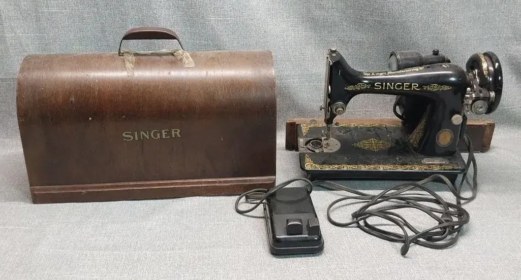 Singer Electric Sewing Machine with Bentwood Case & Foot Pedal – Gold Decals