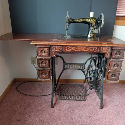 Antique Singer Sewing Machine & Cabinet 
