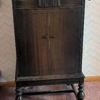 Vintage Victrola Record Player & Records