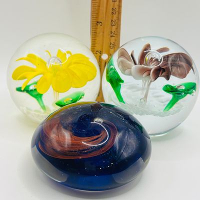 LOT 106: Yellow & Purple Flower Badash Paperweights & Galaxy Sphere Style Paperweight
