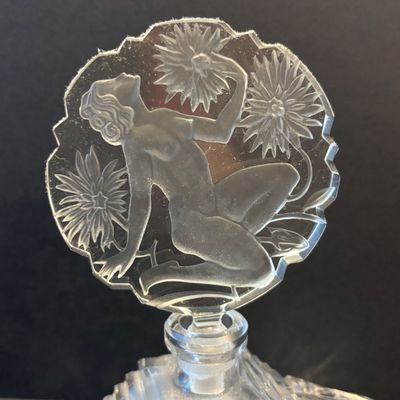 LOT 97: Czechoslovakian Art Deco Perfume Bottle w/"Chrysanthemum Nude" Stopper