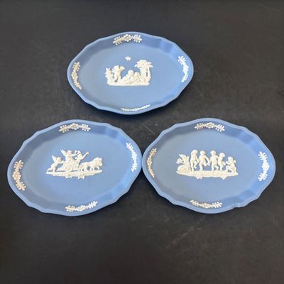 LOT 55: Wedgewood Collection: Jasperware along w/Etruria & Barlaston Queen's Ware Trumpet Vases