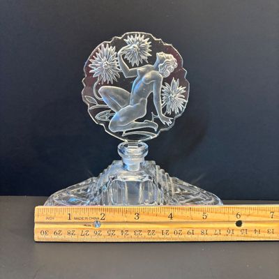 LOT 97: Czechoslovakian Art Deco Perfume Bottle w/"Chrysanthemum Nude" Stopper