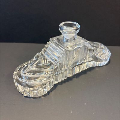 LOT 97: Czechoslovakian Art Deco Perfume Bottle w/"Chrysanthemum Nude" Stopper