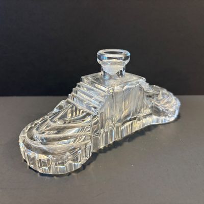 LOT 97: Czechoslovakian Art Deco Perfume Bottle w/"Chrysanthemum Nude" Stopper