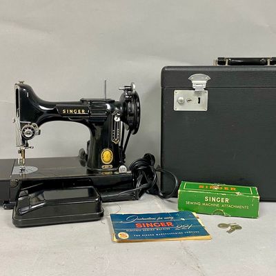 Singer 221 Featherweight Portable Sewing Machine & Case