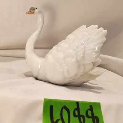 Vintage White Swan Lladró Figurine