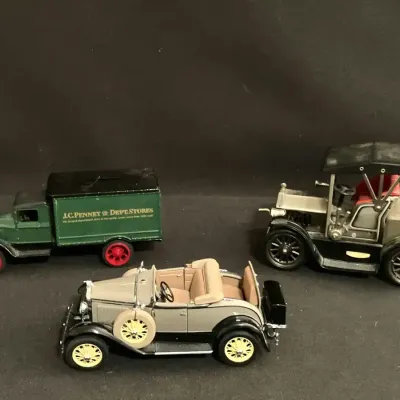 1917 Ford Model T Transistor Radio, Danbury Mint 1931 Ford Model A, & Ertl 1931 Hawkeye Truck Bank
