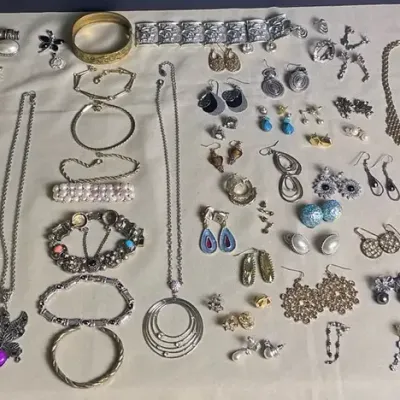 Costume Jewelry Necklaces (J56)