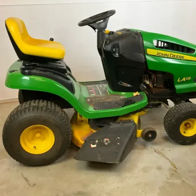 John Deere LA115 Riding Lawn Mower