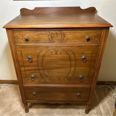 Vintage 4 Drawer Chest Of Drawers / Dresser / Bedroom Storage Chest - 30.5” W X 18” D X 42” T 