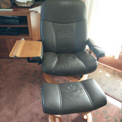 Sale Photo Thumbnail #62: Ekornes Stressless chair in leather 