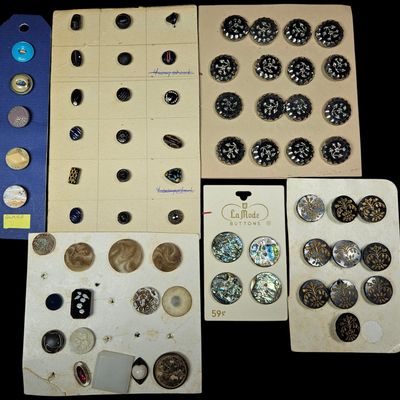 Sale Photo Thumbnail #314: A Collection of Vintage and Antique Glass, Abalone, and Gilt-Decorated Buttons
