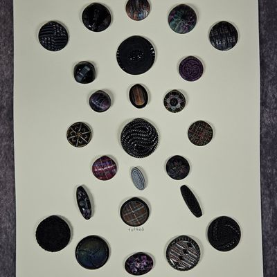 A Collection of Assorted Victorian and Early 20th Century Decorative Glass and Composition Buttons