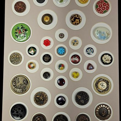 Sale Photo Thumbnail #268: A Collection of Thirty-Six Antique and Vintage Floral and Pictorial Buttons