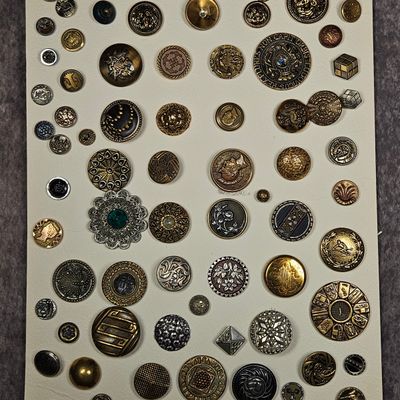 Sale Photo Thumbnail #191: Collection of Vintage and Antique Mixed Metal and Pictorial Buttons