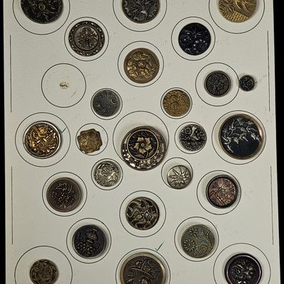 Sale Photo Thumbnail #217: An Assortment of 27 Victorian and Art Nouveau Themed Botanical Metal Buttons