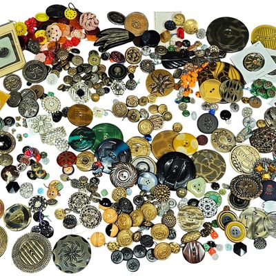 Sale Photo Thumbnail #104: A Large Collection of Vintage and Antique Mixed Material Clothing Buttons