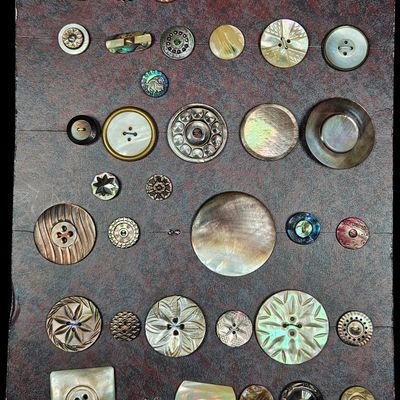 Sale Photo Thumbnail #258: A Collection of Assortment Vintage and Antique Mother of Pearl and Abalone Shell Buttons