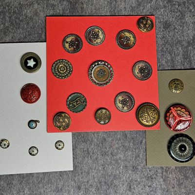 Sale Photo Thumbnail #175: Collection of Antique and Vintage Victorian Celluloid and Metal Buttons