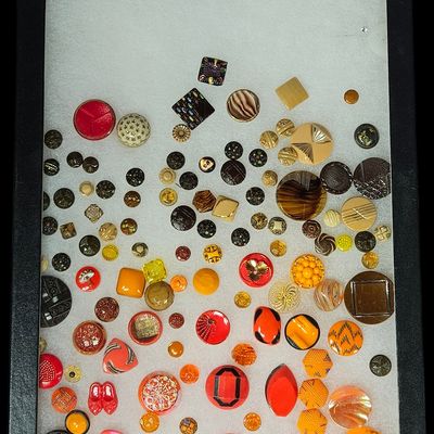 Sale Photo Thumbnail #163: A Collection of Vintage Glass, Bakelite, and Celluloid Buttons