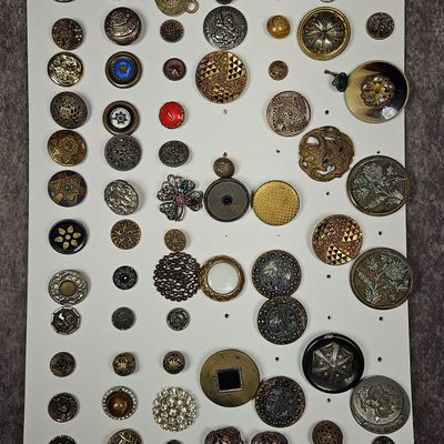 Sale Photo Thumbnail #256: A Collection of Antique and Vintage Stamped Metal Glass and Celluloid Buttons