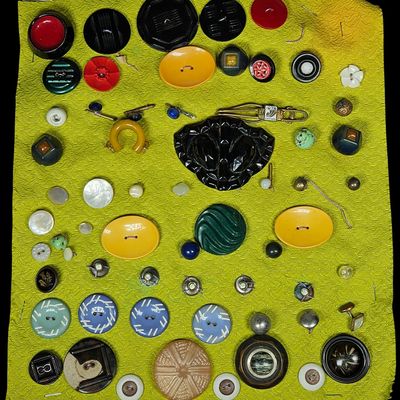 Sale Photo Thumbnail #136: An Assortment of Vintage Art Deco and Mid-Century Buttons and Fasteners including 1934 Chicago World's Fair Ephemera