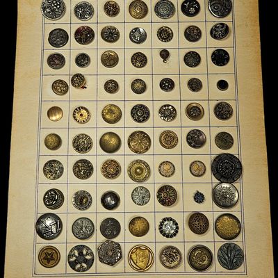 Sale Photo Thumbnail #173: An Assortment of Victorian and Edwardian Metal and Glass Picture Buttons