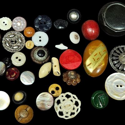 Sale Photo Thumbnail #381: An Assortment of Vintage and Antique Buttons and Beads Including Mother of Pearl and Early Plastics