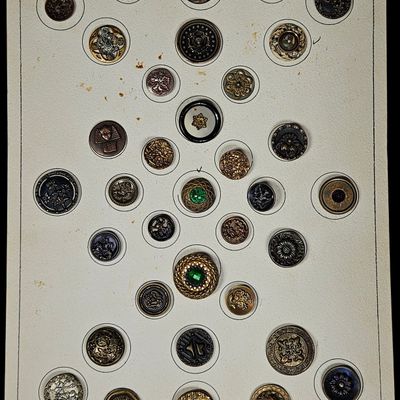 Sale Photo Thumbnail #181: Collection of 35 Antique and Vintage Pictorial and Decorative Metal and Glass Buttons on Display Card