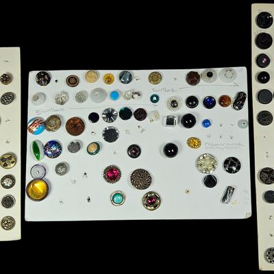 Sale Photo Thumbnail #332: A Collection of Approximately 140 Antique and Vintage Buttons