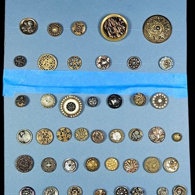 Sale Photo Thumbnail #204: Collection of Antique and Vintage Victorian and Edwardian Pictorial and Decorative Metal and Glass Buttons