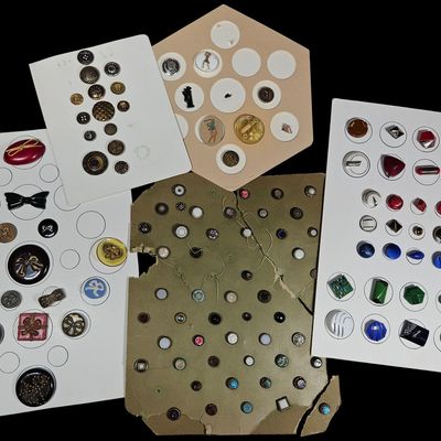 Sale Photo Thumbnail #119: A Collection of Vintage and Antique Novelty, Geometric, and Decorative Buttons on Display Cards