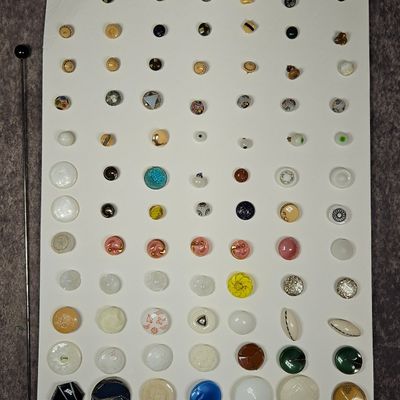 Sale Photo Thumbnail #253: A Collection of 84 Vintage Glass Buttons Including Art Deco and Novelty Pictorial Specimens