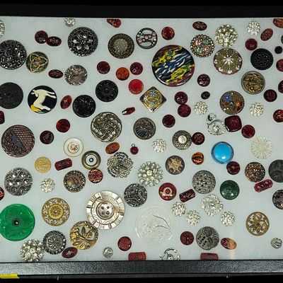 Sale Photo Thumbnail #153: A Collection of Approximately 140 Antique and Vintage Buttons and Glass Cabochons