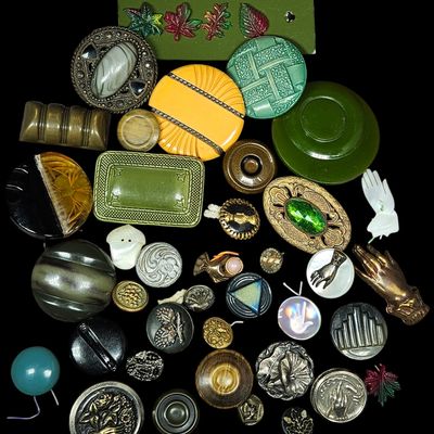 Sale Photo Thumbnail #115: Assortment of Vintage Art Deco and Novelty Buttons and Small Accessories